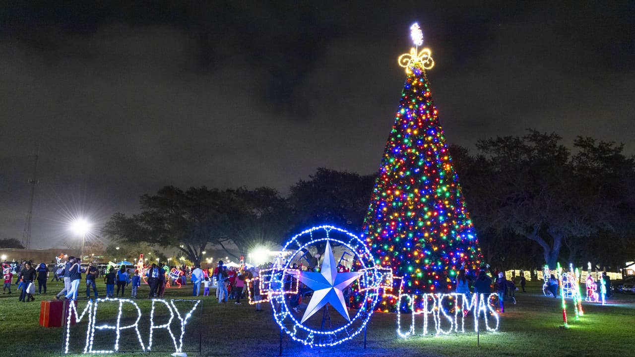 🎄
<b> Encendido del árbol de Navidad en Pasadena </b>
<br>Tobogán de nieve, camiones de comida, iluminaciones navideñas y puestos de ventas.
<br>
<br>🗓️Viernes 1 de diciembre
<br>🕒 6 – 9 pm
<br>📍 1114 Davis Street | Pasadena Municipal Court
<br>Evento gratuito