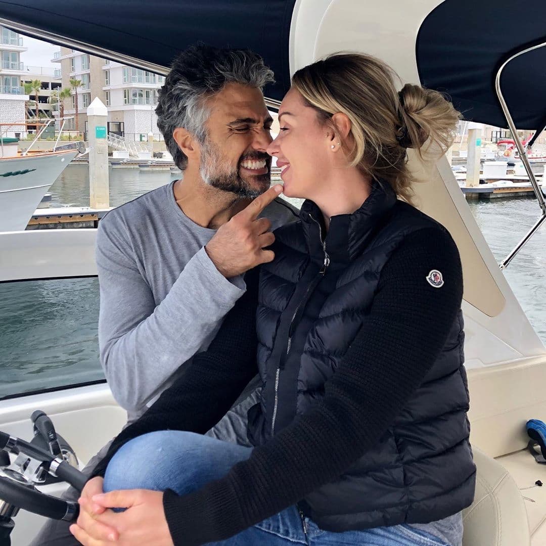 Pese a que se veían en el gimnasio, fue hasta que le presentaron a Jaime Camil que Heidi Balvanera puso sus ojos en él. Al principio ella lo veía como un "sangrón", pero luego de un mes de que él dejó de buscarla, ella lo llamó. El día en que salieron, "se enamoró de él", le confesó la modelo al diario
<a href="http://diariobasta.com/2019/06/10/heidi-balvanera-despues-de-15-anos-juntos-jaime-camil-sigue-teniendo-todas-las-atenciones/" target="_blank">Basta</a>.