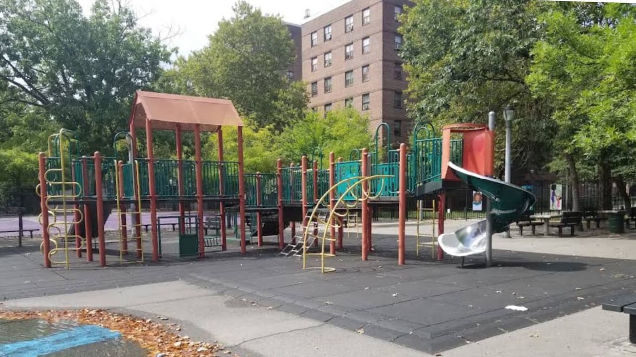 Dos hombres mueren a tiros en un parque infantil de Brooklyn y el sospechoso sigue prófugo