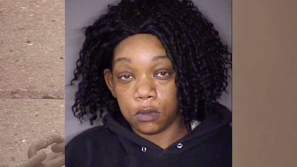 Condenan a 50 años en prisión a una mujer que encadenó a dos niños a un árbol con collares para perros