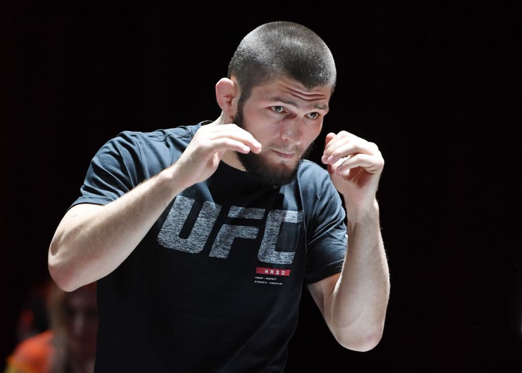 El lugar para una eventual pelea entre el luchador de UFC y el boxeador sería Las Vegas, pero aún falta tiempo, entre otros, para que Nurmagomedov se adapte a las normas del pugilismo.