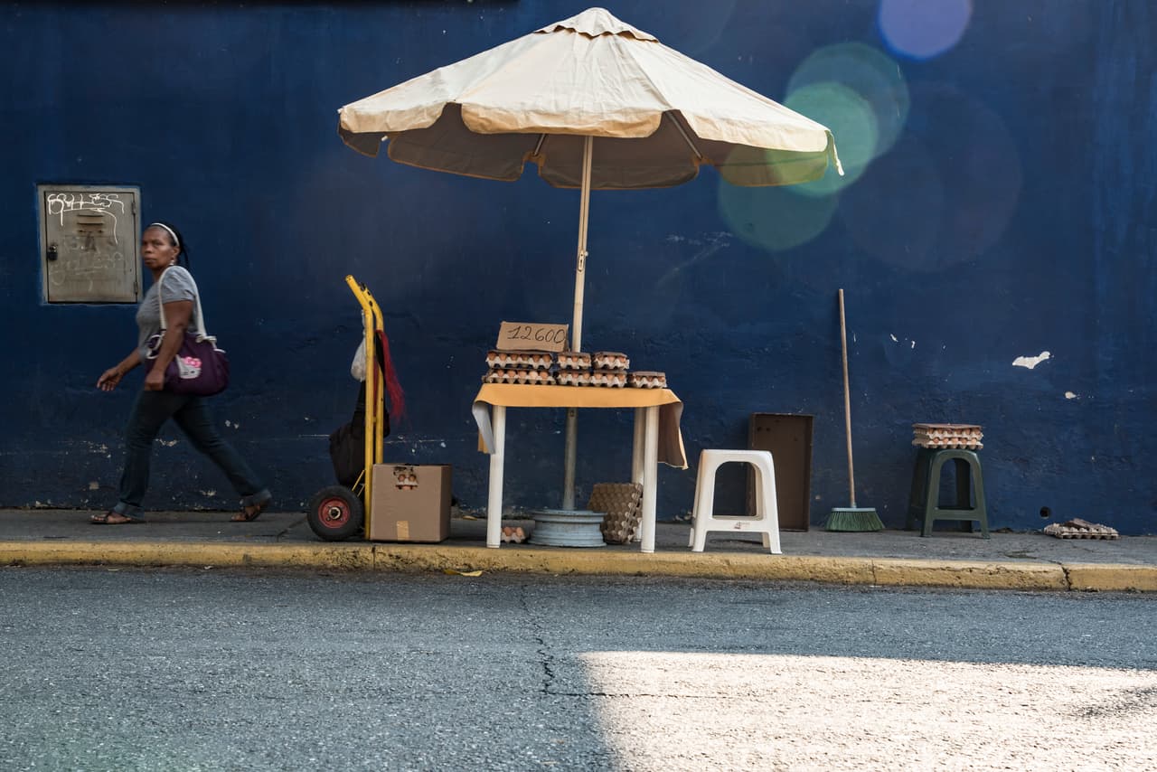 Una venta informal de huevos instalada en la acera de una calle del este de Caracas. Según Marta Izaguirre, la vendedora, los empaques de 30 huevos que hoy cuestan 12,600 bolívares costaban 10,000 hace dos semanas.