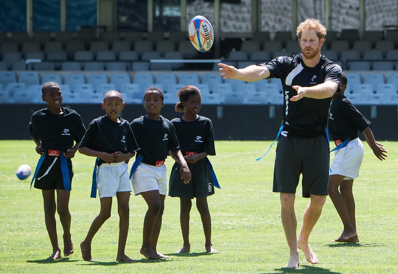 Lanzando el balón a los chicos.