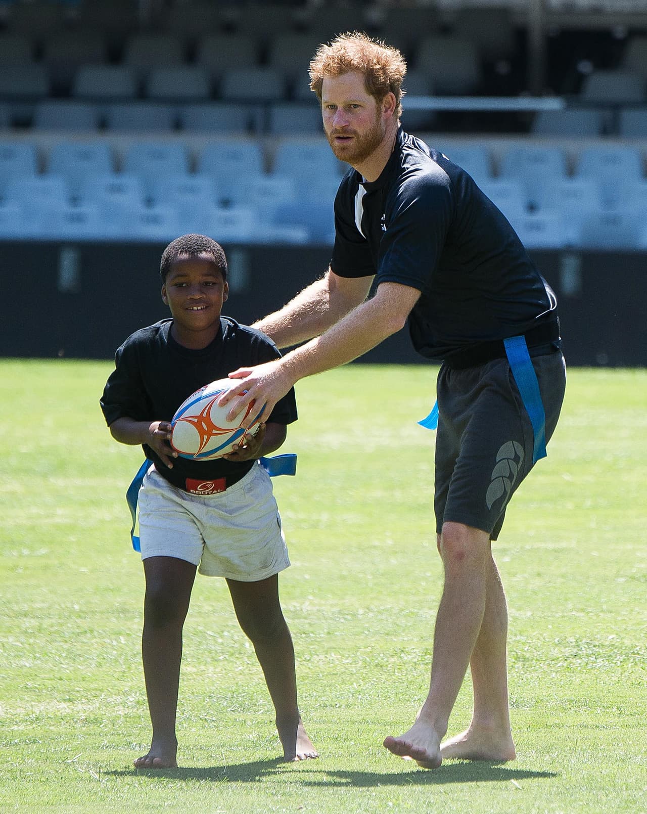 O seguramente, ¡ellos le dan a él!