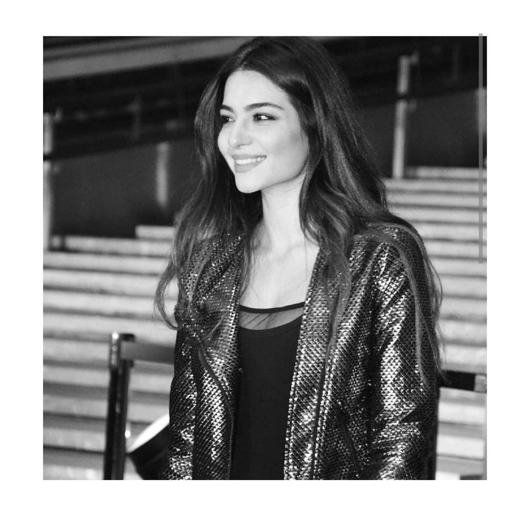 Ese mismo año se estrenó su segunda película
<b>'Asla Vazgeçme'</b>, previamente ya había participado en
<b><i> '</i>G.D.O. Karakedi'</b>, estrenada en 2010.