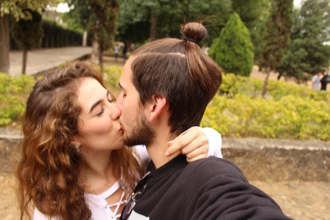 Desde hace dos años, la pareja tiene un canal de YouTube en conjunto donde comparten la música que hacen juntos y su vida como pareja.
