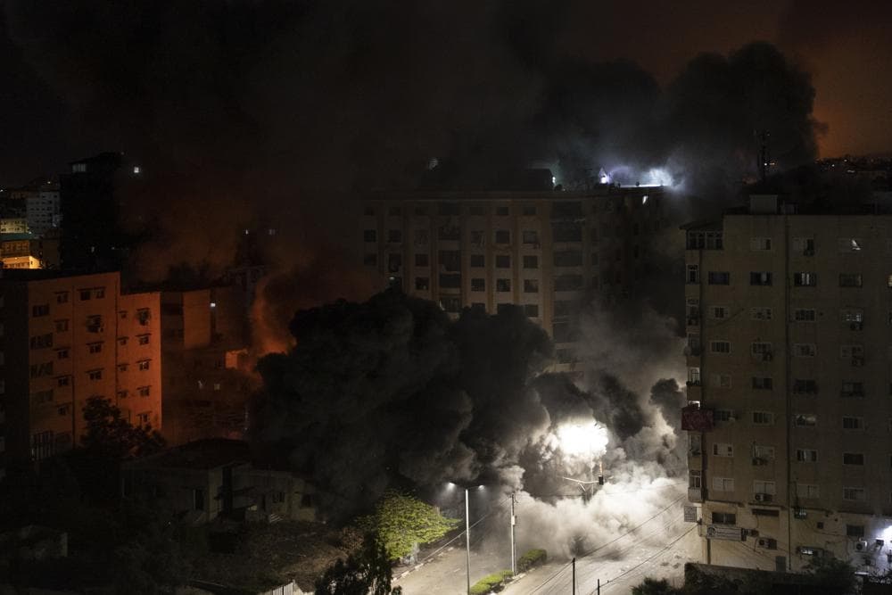 Una zona residencial de Gaza cubierta del humo de los cohetes. El número de fallecimientos en Gaza aumentó a 35 palestinos, entre ellos 10 niños, según el Ministerio de Salud. Más de 200 personas resultaron lesionadas. En Israel, cinco personas, entre ellas tres mujeres y un menor, murieron a causa de las ataques con cohetes entre martes y miércoles, y decenas de personas resultaron heridas.
