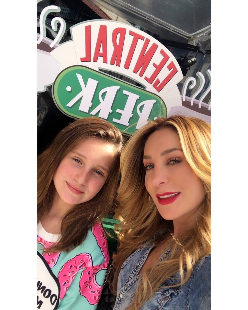 En torno a este tema, la primogénita de Geraldine comentó: "La verdad es muy 'cool' porque aparte de que es mi primera vez, lo estoy haciendo con mi mamá, entonces, la verdad está muy 'cool'".