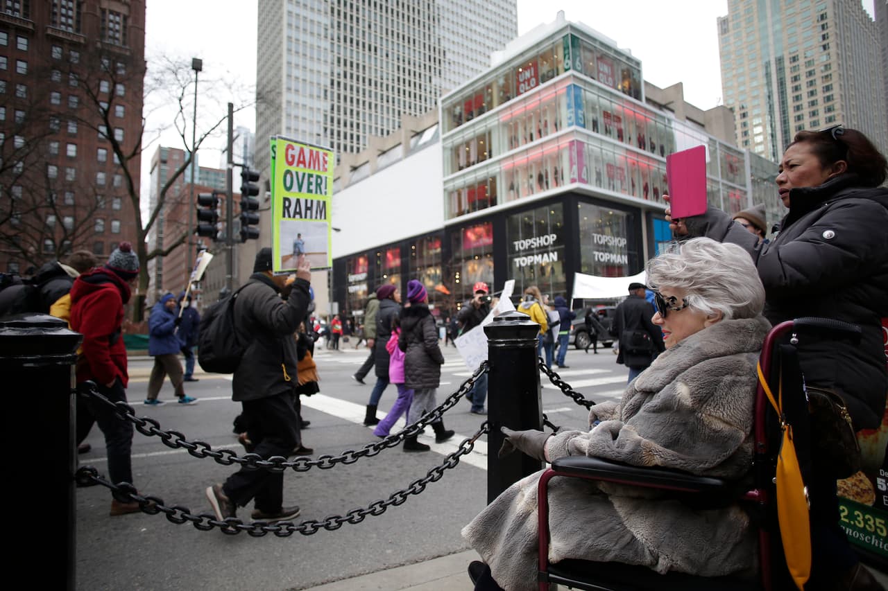 Unas cuatrocientas personas marcharon por la calle más importante de la ciudad, la Avenida Michigan, para presionar a que Emanuel deje su puesto.
