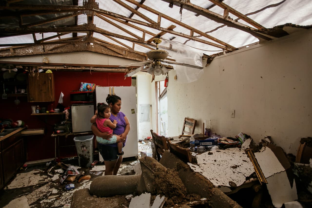 IMMOKALEE, FLORIDA. Petrona Nunez tiene a su hija de dos años en brazos, Jazabell Nunez. Su casa quedó destruida y sin techo. Las casas de remolque son las construcciones más endebles a fenómenos meteorológicos como los huracanes.
