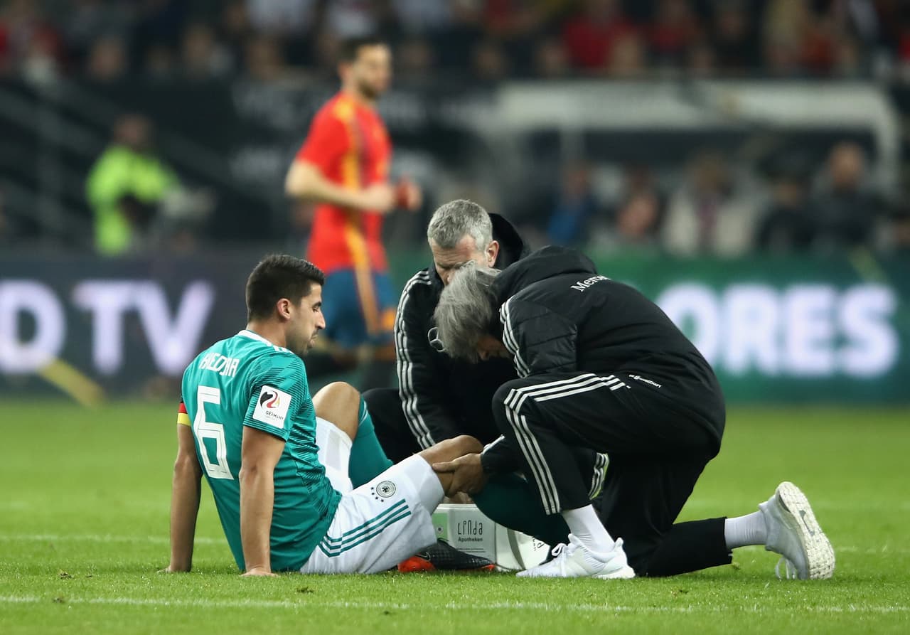 En la segunda mitad, las noticias malas llegaron para los teutones cuando Sami Khedira sufrió un choque con un español.
