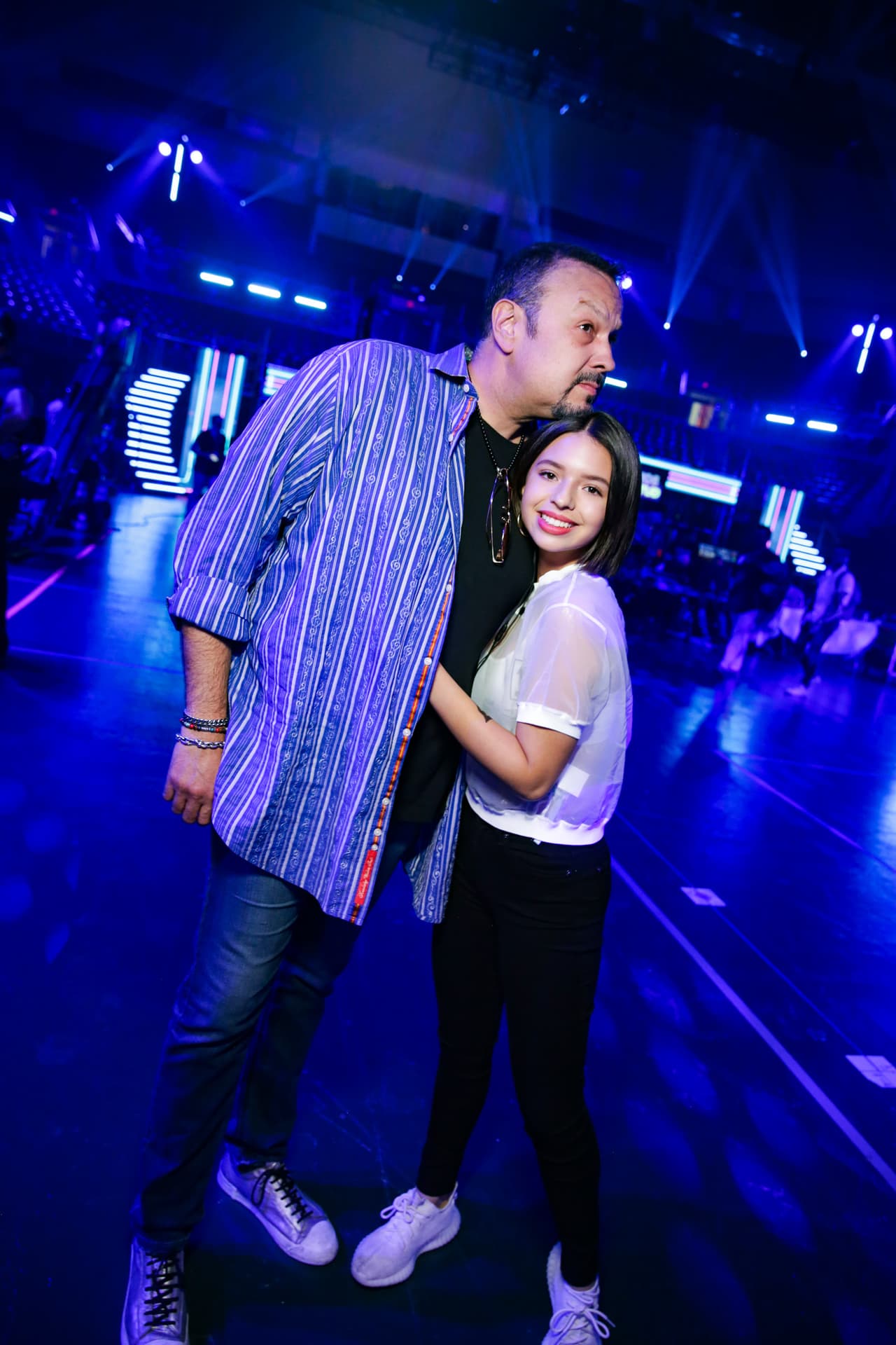 Pepe Aguilar le confesó a Univision que lo que le atrajo del espectáculo que produce es que "había muchas primeras veces: primera vez que hay un segmento así en Premios Juventud, primera vez que estos jóvenes cantan juntos...".