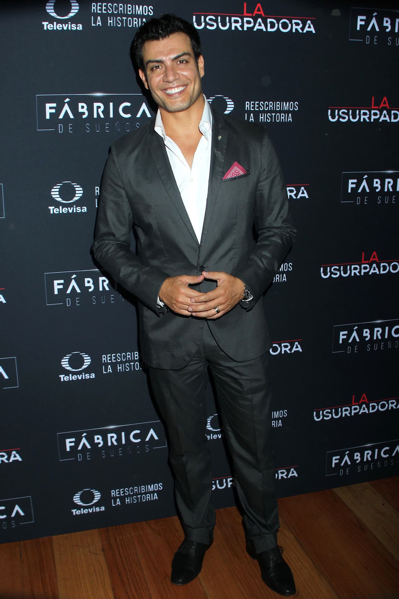 Por su parte, Andrés Palacios ha expresado su sentir por interpretar a Carlos Bernal, presidente de México. “Es una complicación porque, aunque sea ficción, considero que es muchísima responsabilidad, donde no siempre las decisiones son acertadas y es muy complejo, muy desgastante”, comentó.