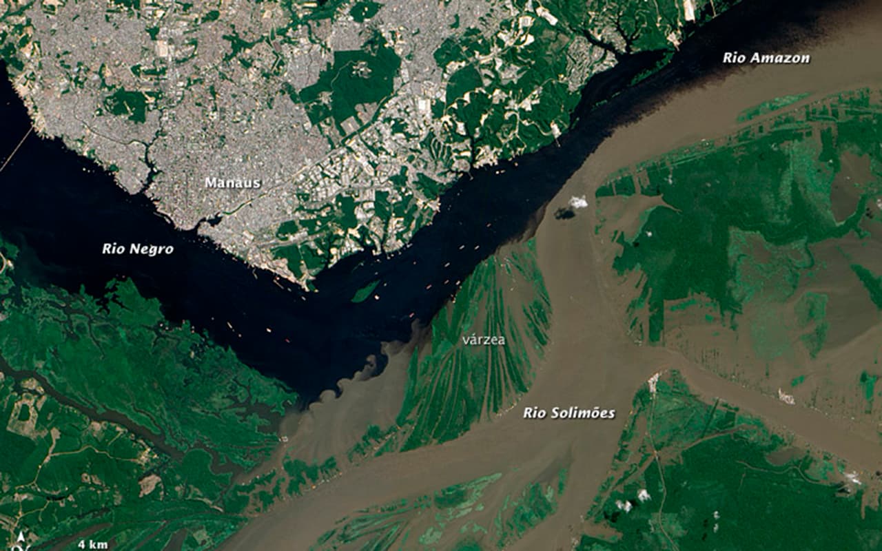 <b>Encuentro de las aguas. 17 de junio de 2012. </b>"Aguas de color café con leche están convergiendo aquí con agua de color de té negro... para producir el mayor espectáculo hidrológico del planeta", dijo citado por la
<a href="https://earthobservatory.nasa.gov/images/79111/meeting-of-the-waters" target="_blank">NASA</a> Robert Meade, quien pasó décadas estudiando ríos durante el Servicio Geológico de EEUU. "En términos de la gran cantidad de agua, lo que vemos aquí es un volumen de agua al menos una docena de veces mayor que la que cae sobre las Cataratas del Niágara, Iguazú y Victoria".
<br>
<br>
<br>