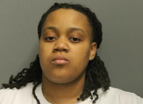 Labritney Austin, de 29 años de edad, enfrenta cargos de asalto agravado con arma de fuego en un incidente que quedó captado en video.