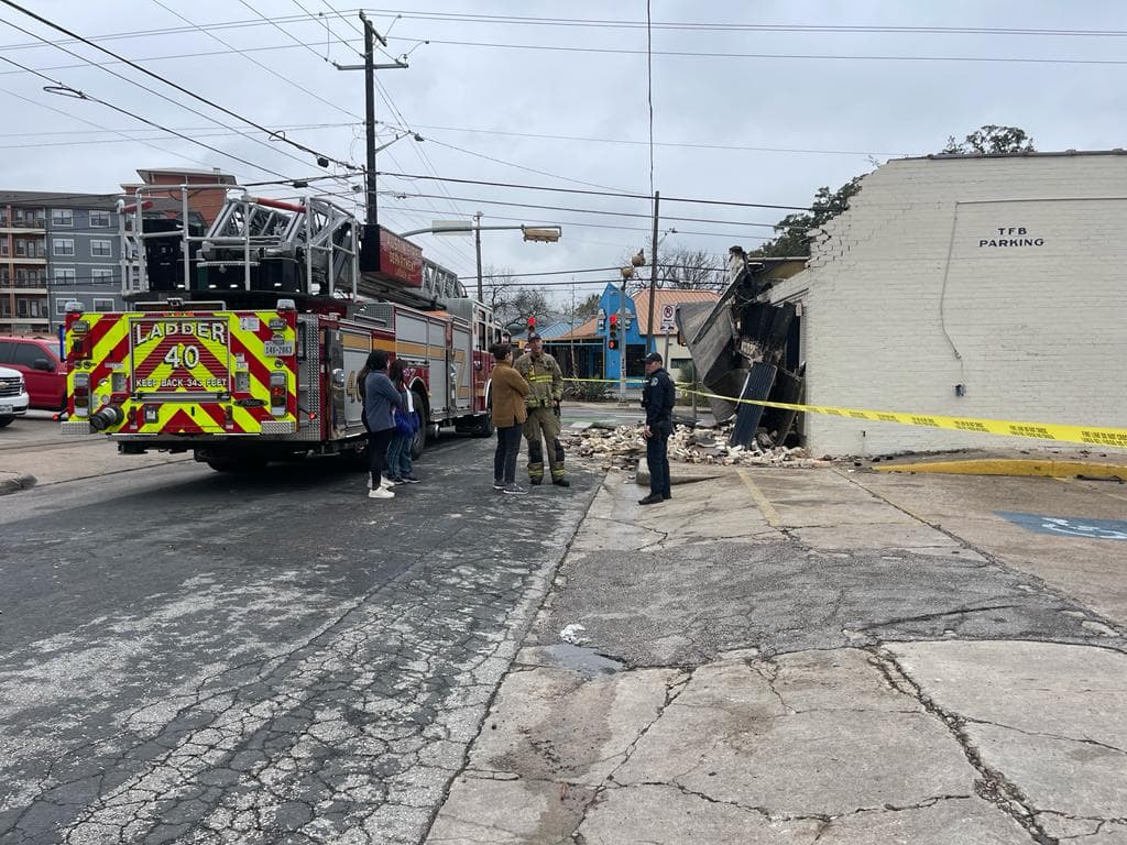 Los bomberos combatieron el fuego desde el interior durante aproximadamente una hora, pero luego el edificio se volvió inseguro.
<br>