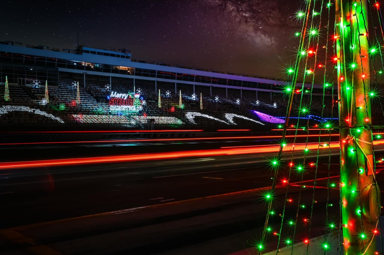 <b><a href="https://www.charlottemotorspeedway.com/events/speedway-christmas/" target="_blank">Speedway Christmas (hasta el 16 de enero)</a></b>: Visite Speedway Christmas en Charlotte Motor Speedway. El evento es perfecto para familias y fanáticos de todas las edades, ya que el espectacular circuito de cuatro millas está adornado con más de cuatro millones de luces LED que parpadean en la legendaria pista de carreras. Una de las tradiciones navideñas más grandes y esperadas del sureste, el evento presenta cientos de exhibiciones creativas y luces sincronizadas con música con temas navideños.