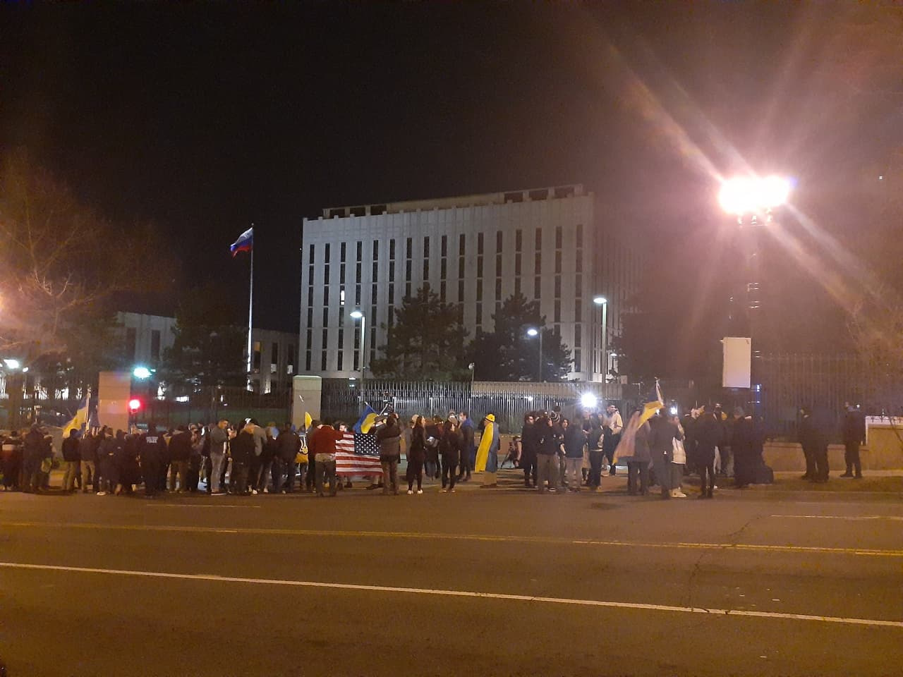 Decenas de manifestantes se plantaron a las afueras de la embajada rusa en Washington portando banderas ucranianas junto con banderas estadounidenses.