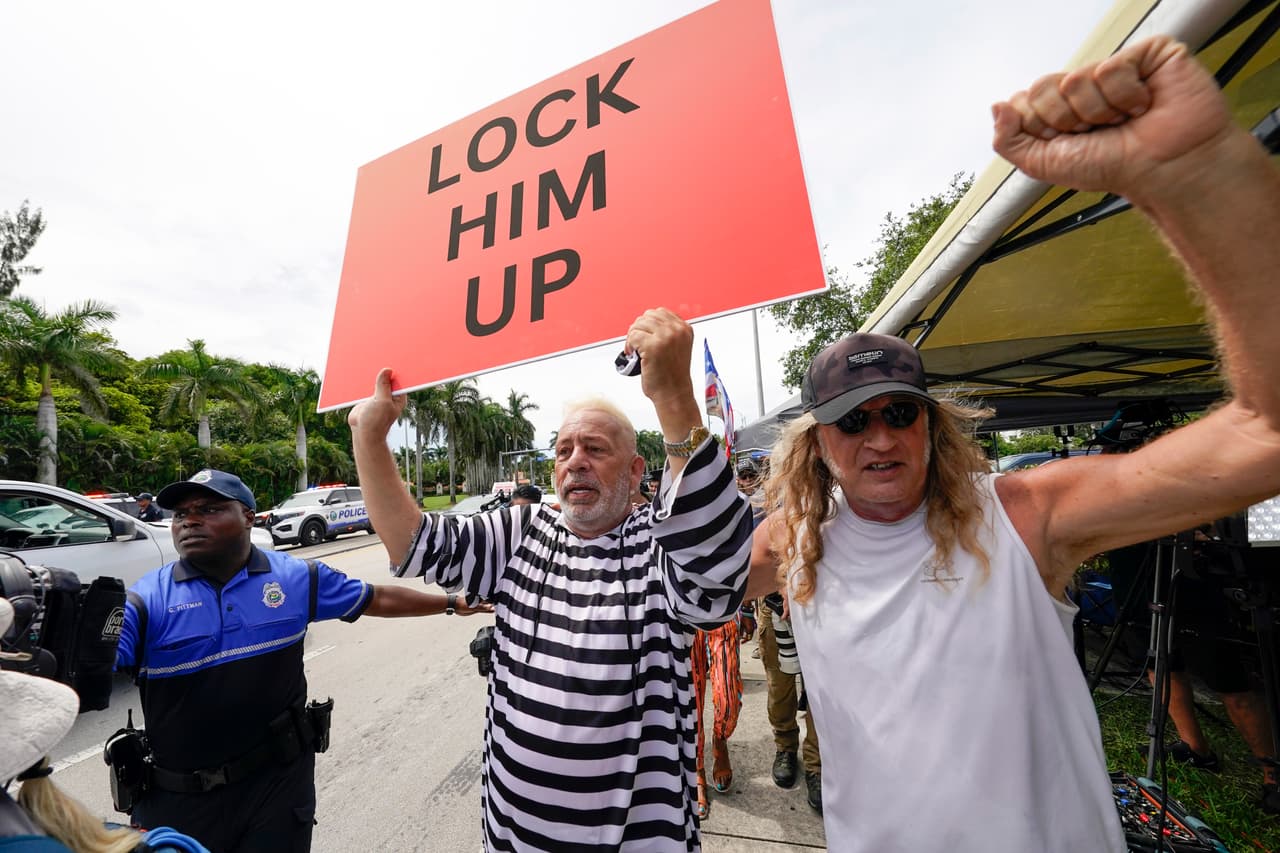 Un par de oponentes de Trump también llegaron para expresar su opinión. “Enciérrenlo”, decía la pancarta de uno de ellos.