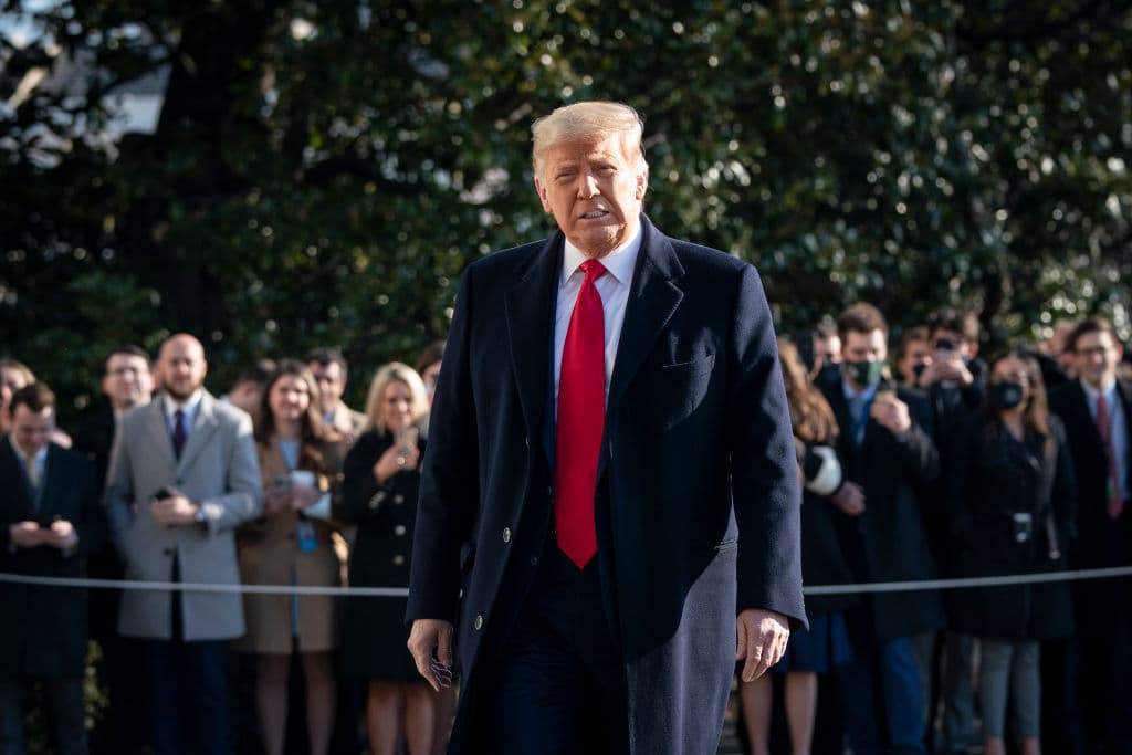 El presidente estadounidense Donald Trump se acerca a conversar con reporteros el 12 de enero del 2021 en la Casa Blanca.