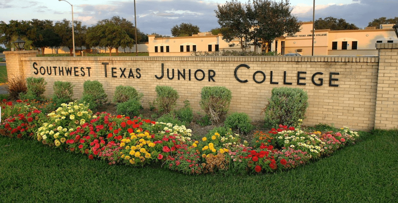 Segun la junta electoral del condado de Uvalde, 6,240 personas votaron por la contienda de llenar una silla en la junta de directores del Southwest Texas Junior College. Eso equivale a 1,235 votos más que la elección de alcalde.