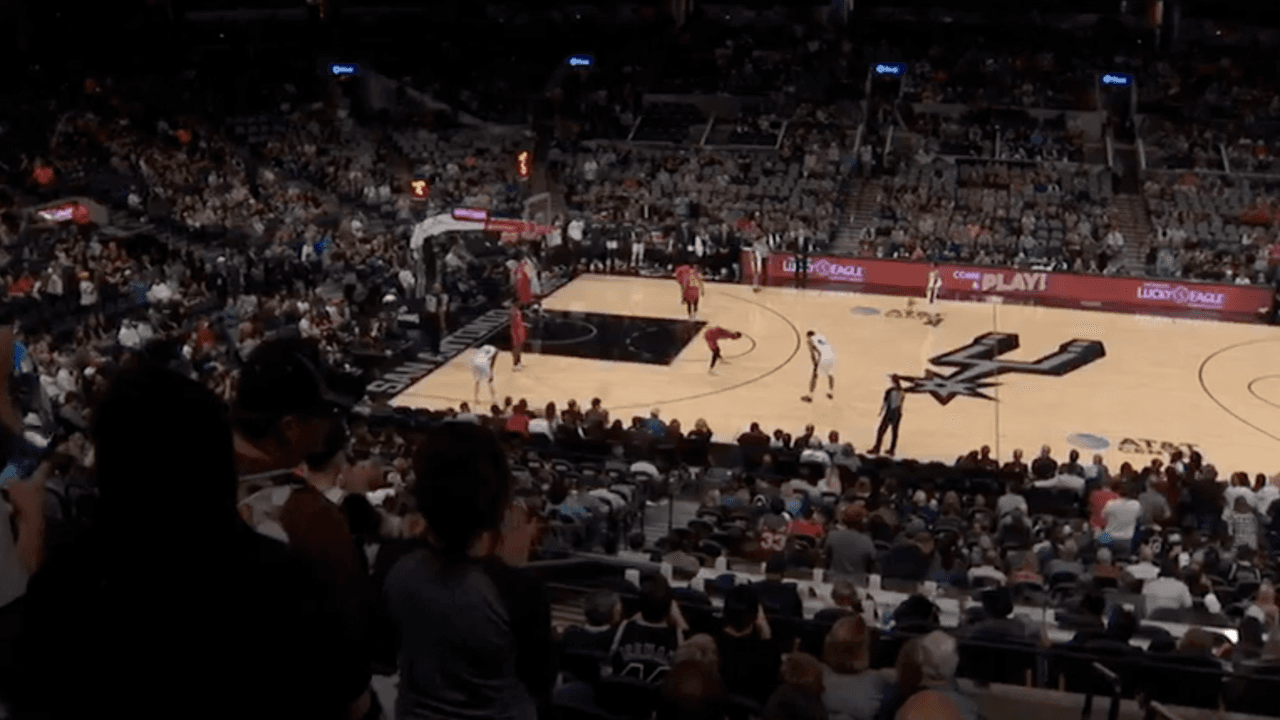 Los fanáticos presentes honraron la memoria del exjugador con una ovación de pie.