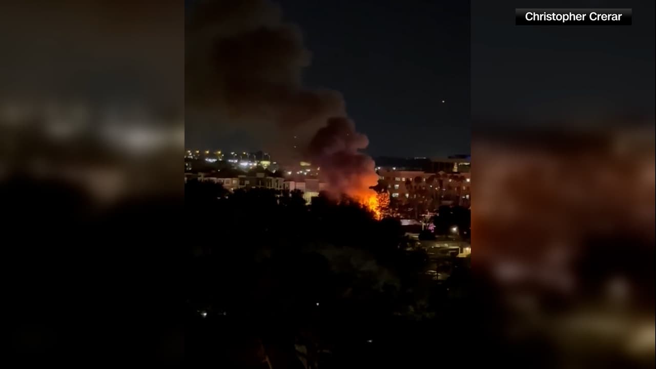 Según el reporte, la aeronave, una Beechcraft Bonanza V35 monomotor,
<b>salió del radar a unas 3 millas al norte de la pista</b>, el mismo lugar que el parque de las casas móviles al sur del Clearwater Mall, en un sitio llamado
<a href="https://www.google.com/maps/place/Bayside+Waters,+55%2B+Lifestyle+Manufactured+Home+Community/@27.9620472,-82.7629347,12.17z/data=!4m6!3m5!1s0x88c2efdb6cd689e5:0x6d1bbe3a05ebb68a!8m2!3d27.9496994!4d-82.7262344!16s%2Fg%2F12623yxy5?entry=ttu" target="_blank">Bayside Waters, anteriormente conocido como Japanese Gardens</a>.