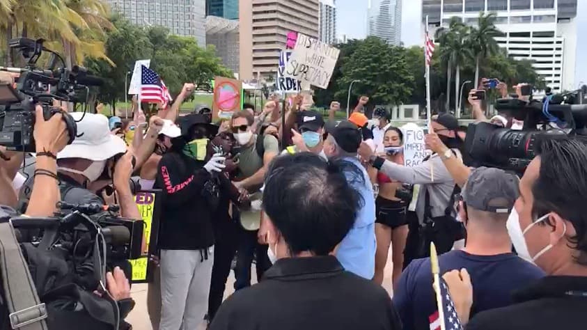 Chocan en Miami miembros de Black Lives Matter y simpatizantes de Trump durante protestas