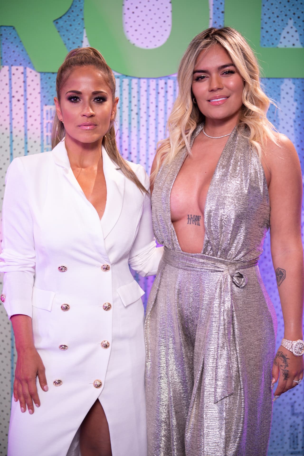 Jackie Guerrido junto a Karol G.