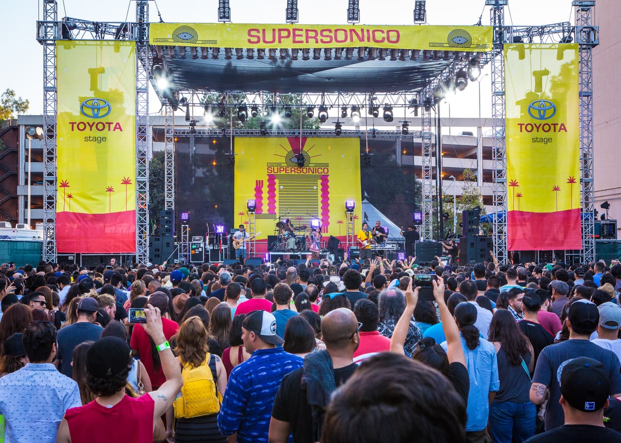 Damos un vistazo atrás a lo mejor del “Supersónico 2014”; moda, arte y mucha música hicieron parte de este gran festival y que este año promete mucho más, con artistas de la talla de Aterciopelados, Ximena Sariñana, Kinky, Nortec: Bostich & Fussible, para más info visita supersonico.me