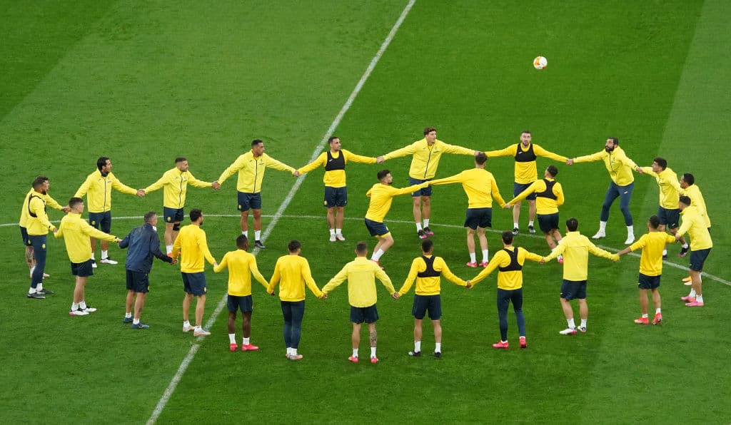Unai Emery se encargó de hablar con todo el equipo antes de iniciar con los entrenamientos de cara a la final de la UEFA Europa League. Los jugadores del 'Submarino Amarillo' se mostraron alegeres y concentrados durante el calentamiento en el Arena Gdansk.