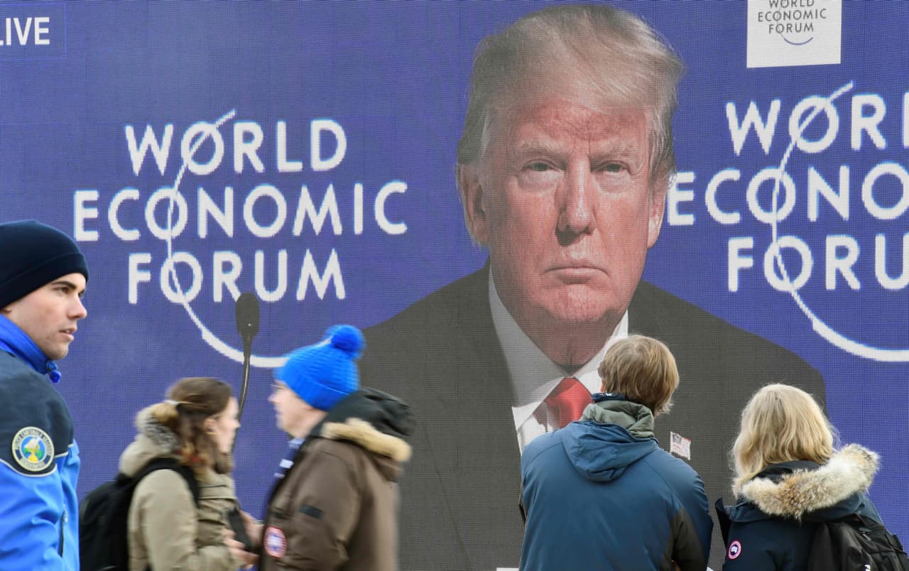 Algunos asistentes al Foro Económico Mundial en Davos vieron la participación de Donald Trump a través de las pantallas fuera del evento. "El mundo es testigo del resurgimiento de un fuerte y próspero Estados Unidos", dijo Donald Trump alabando su gestión como presidente.