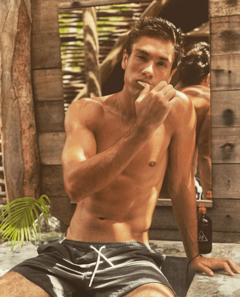 Mientras tanto, sus fans han invadido sus redes sociales con halagos como: “Estás super lindo” “Yo no sé qué está más bonito, si el paisaje o tú”, “Contigo, sí a todo” y “Sos hermoso”, por mencionar algunos.
<br>