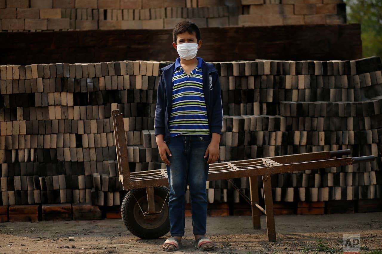 El gobierno de Paraguay estableció aulas virtuales para el aprendizaje a distancia,
<b>pero las familias indican que los costos altos de todo el proceso, incluidos los planes de datos de teléfonos celulares, así como la impresión y el copiado para el trabajo de clase de sus hijos impiden que los estudiantes puedan acceder a ese sistema.</b> Un informe de UNICEF dijo que el 22% de los estudiantes participaban en las aulas virtuales, mientras que el 52% intentaba mantenerse al día con las tareas a través de WhatsApp.
<br>
<br>Ronnie, de 10 años, con una máscara para frenar la propagación del nuevo coronavirus, posa para un retrato mientras trabaja junto a su padre la pequeña fábrica de ladrillos.
