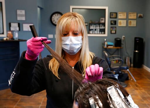 Salones de belleza y barberías de California demandan a Newsom en medio de la pandemia del coronavirus