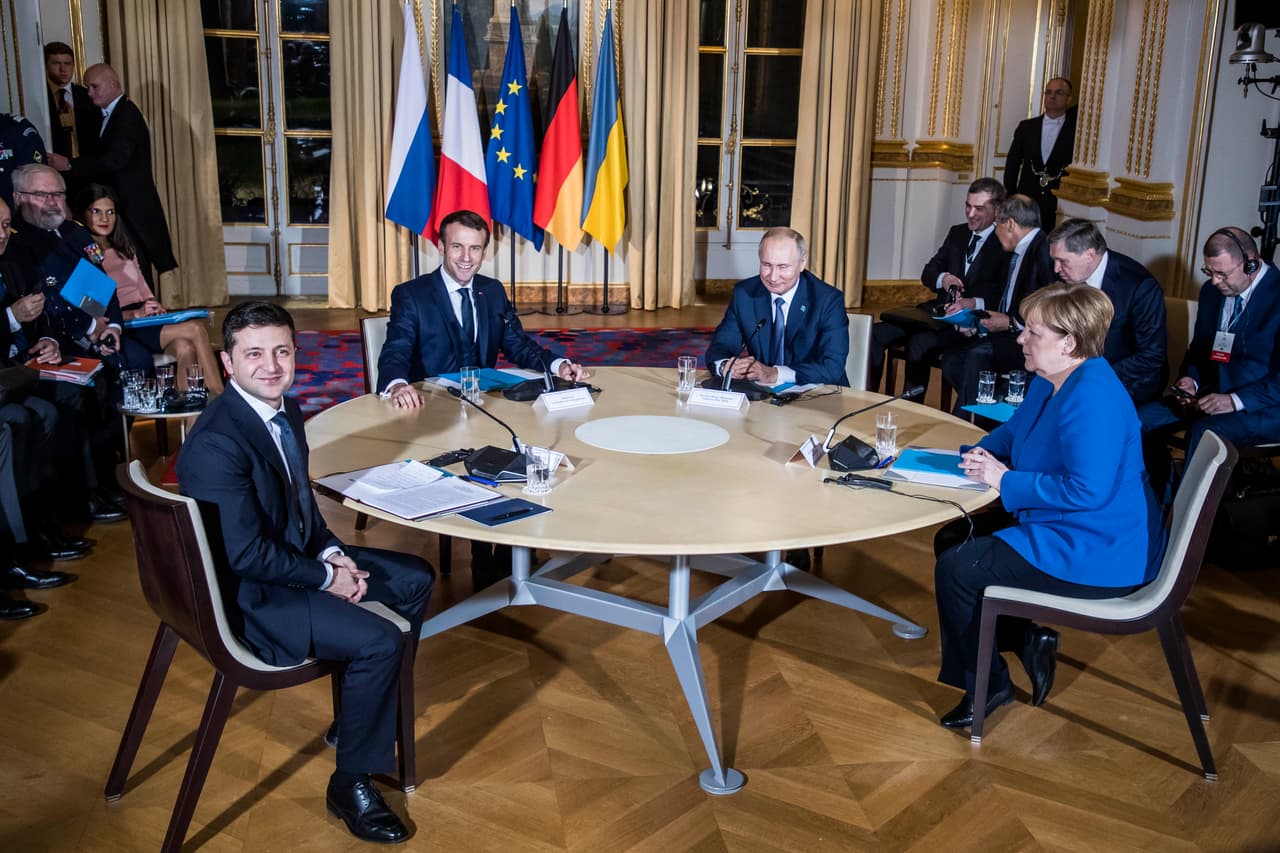 El presidente ucraniano Volodymyr Zelensky, el presidente francés Emmanuel Macron, el presidente ruso Vladimir Putin y la canciller alemana Angela Merkel asisten a su cumbre sobre Ucrania el 9 de diciembre de 2019 en París, Francia.