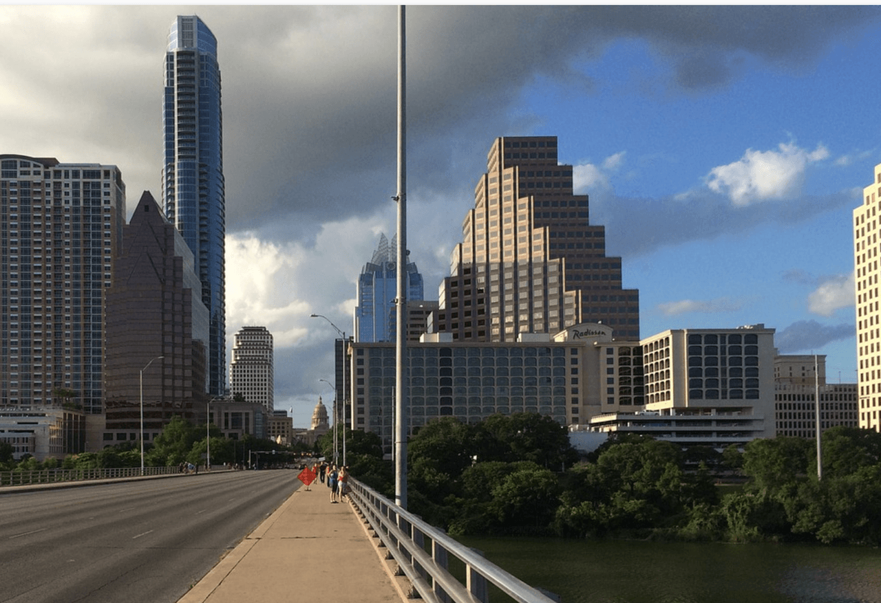 Autoridades piden que se tomen medidas para evitar establecer un toque de queda en Austin