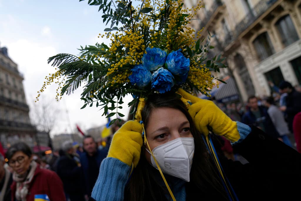 <b>Francia</b>
<br>Una mujer lleva flores con los colores de la bandera ucraniana durante una manifestación contra la invasión rusa de Ucrania, en París, Francia.
