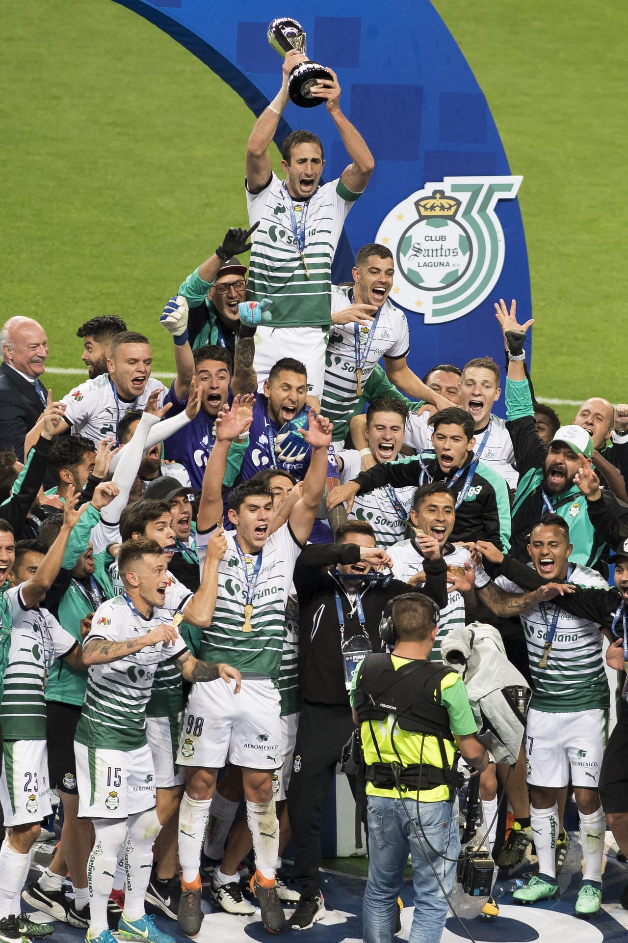 La copa se fue para Torreón con Santos como campeón del Clausura 2018, en lo más alto del fútbol mexicano.