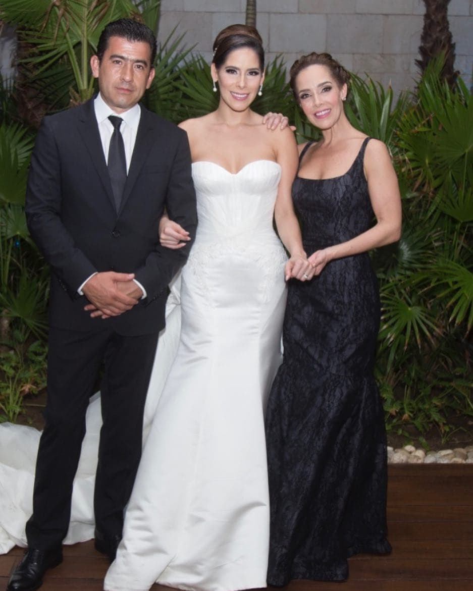 Incluso en el segundo aniversario de bodas de Kristal Cid y Barndon Peniche, Sharis, recordó a su pareja: "Los admiro, estoy tan orgullosa de ustedes, gracias de verdad por hacerme feliz y estar conmigo en las buenas y en las malas los amamos, Prisco y yo, todos juntos por siempre.