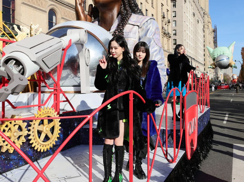 Aún así, continuaron las medidas de seguridad. El personal y los voluntarios del desfile tuvieron que vacunarse contra el COVID-19 y usar máscaras.