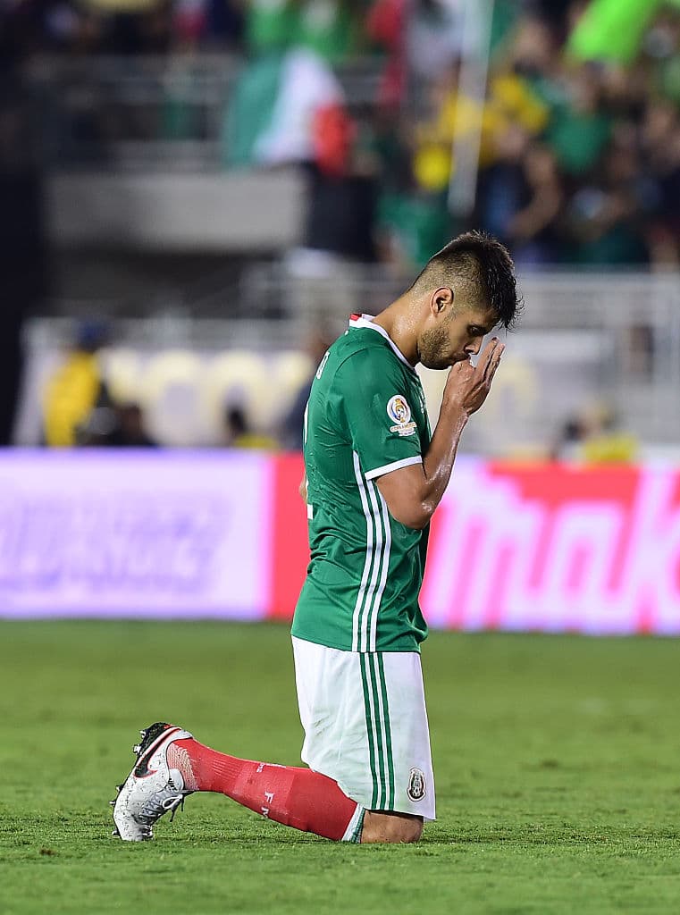 También es constante ver a varios jugadores de distintas nacionalidades en el campo de juego arrodillándose y pidiendo al cielo que los ilumine para vencer al contrincante, como en este caso hace Néstor Araujo de la selección mexicana.