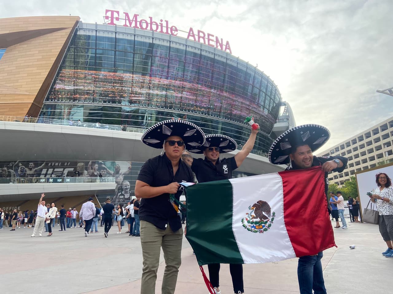 A menos de dos horas de que inicie el combate entre Canelo y Bivol, así se vive el ambiente afuera de la T-Mobile.