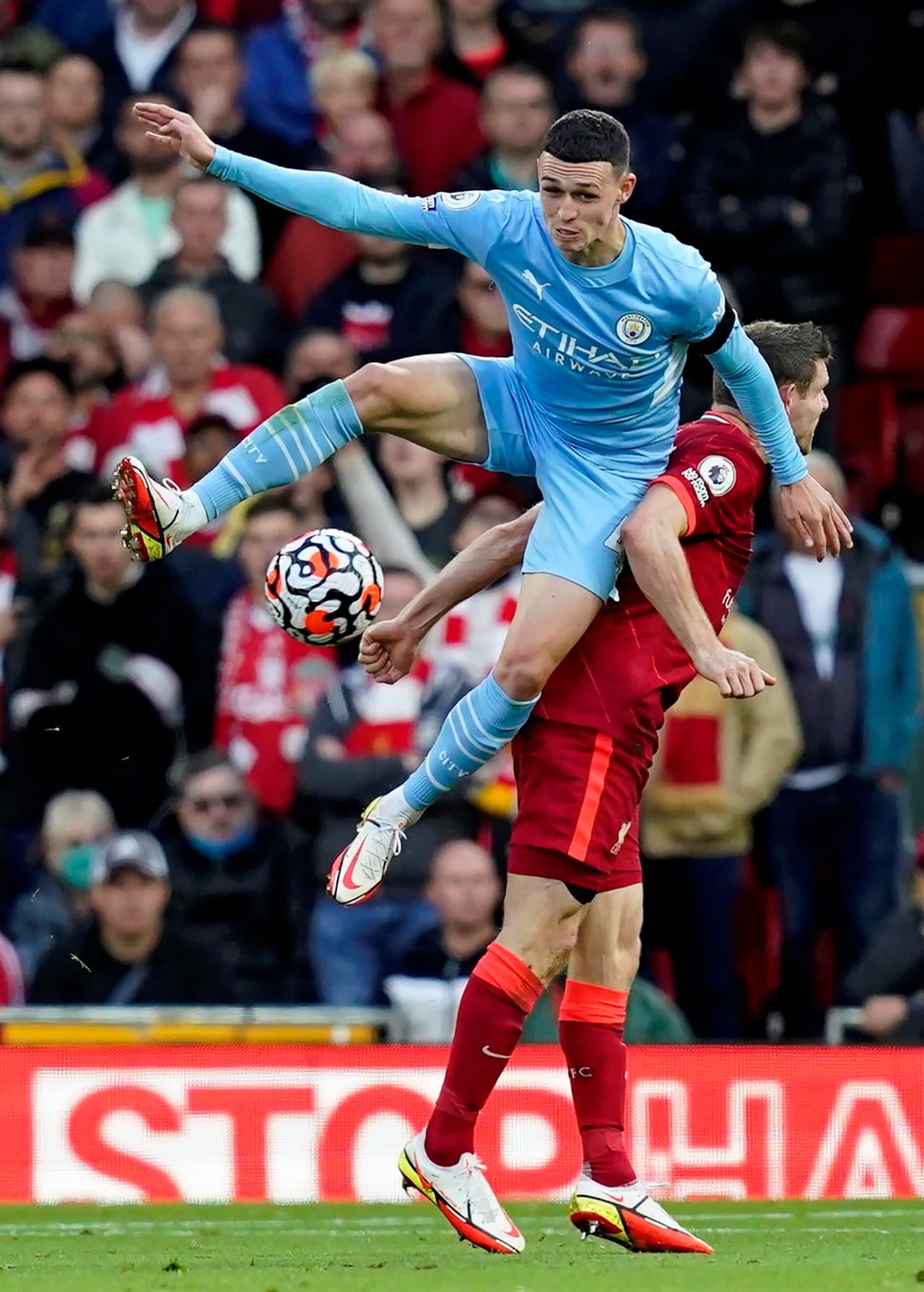 Termina la Jornada 7 de la Premier League con empate entre Liverpool y Manchester City 2-2 tras un intenso partido. Sadio Mané abrió el marcador al 59’, pero Phil Foden ya empataba el juego, sin embargo Mohamed Salah le daba la victoria parcial a los ‘Reds’ y, al 81’, Kevin de Bruine hace el del empate.