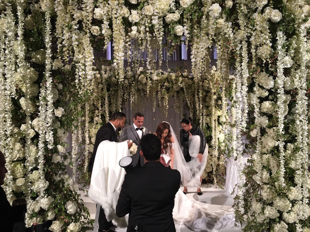 El momento en que firman los novios el acta de matrimonio para convertirse en esposos.