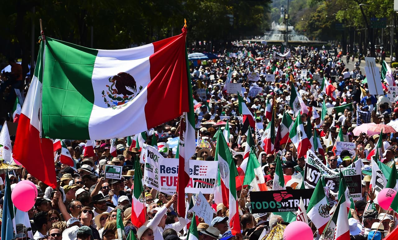 Miles de mexicanos participan en una marcha antitrump en la ciudad de México.