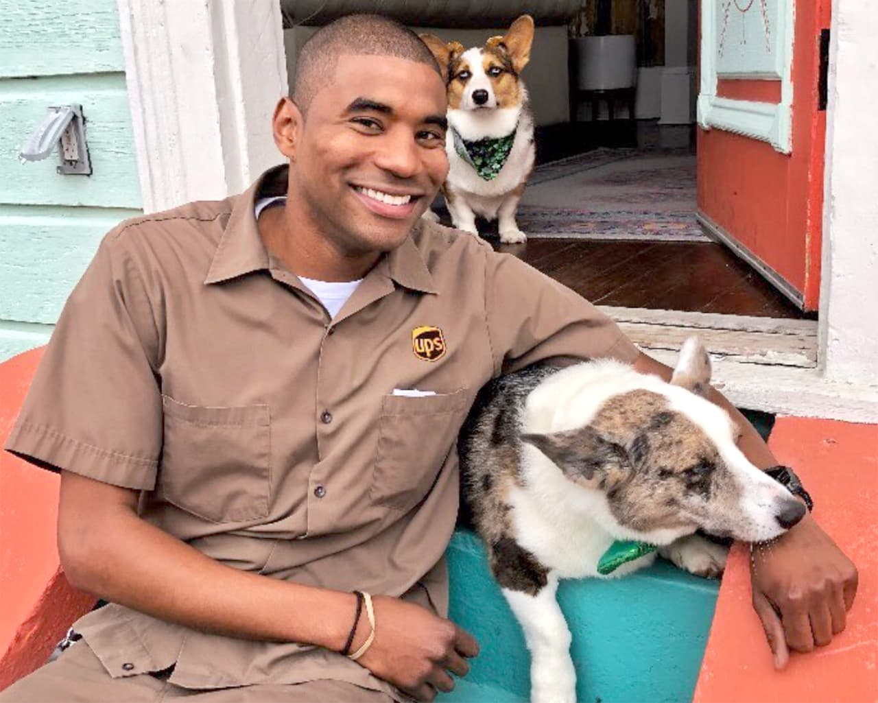 "Dos de mis cachorros favoritos se mudan al oeste😔. Jay, Oy y Belle¨", escribió Hardesty junto a esta foto.