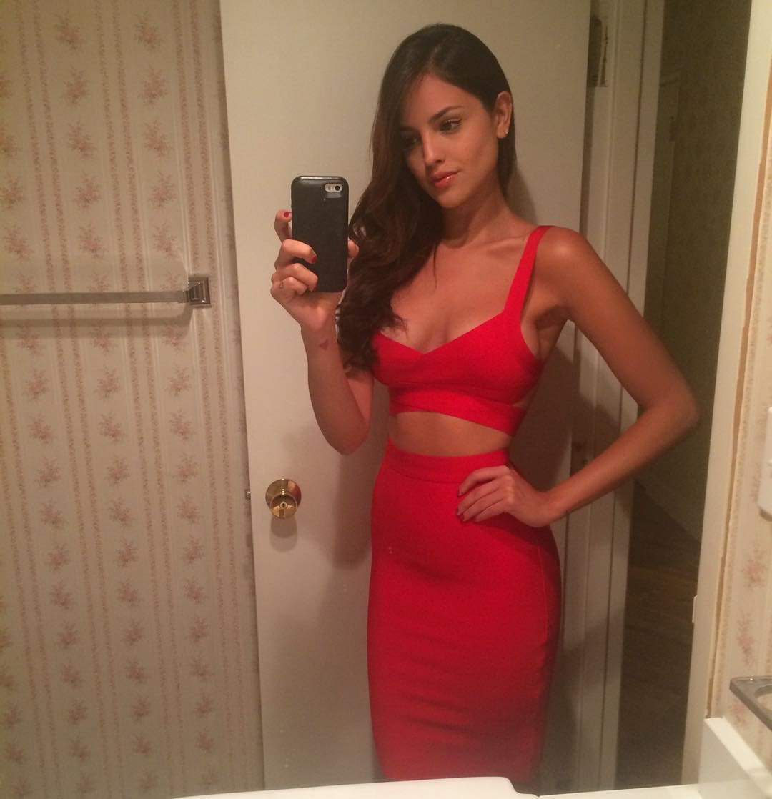 Eiza González presumió en las redes sociales el nuevo color de su cabellera y sus envidiables curvas en un vestidito rojo.