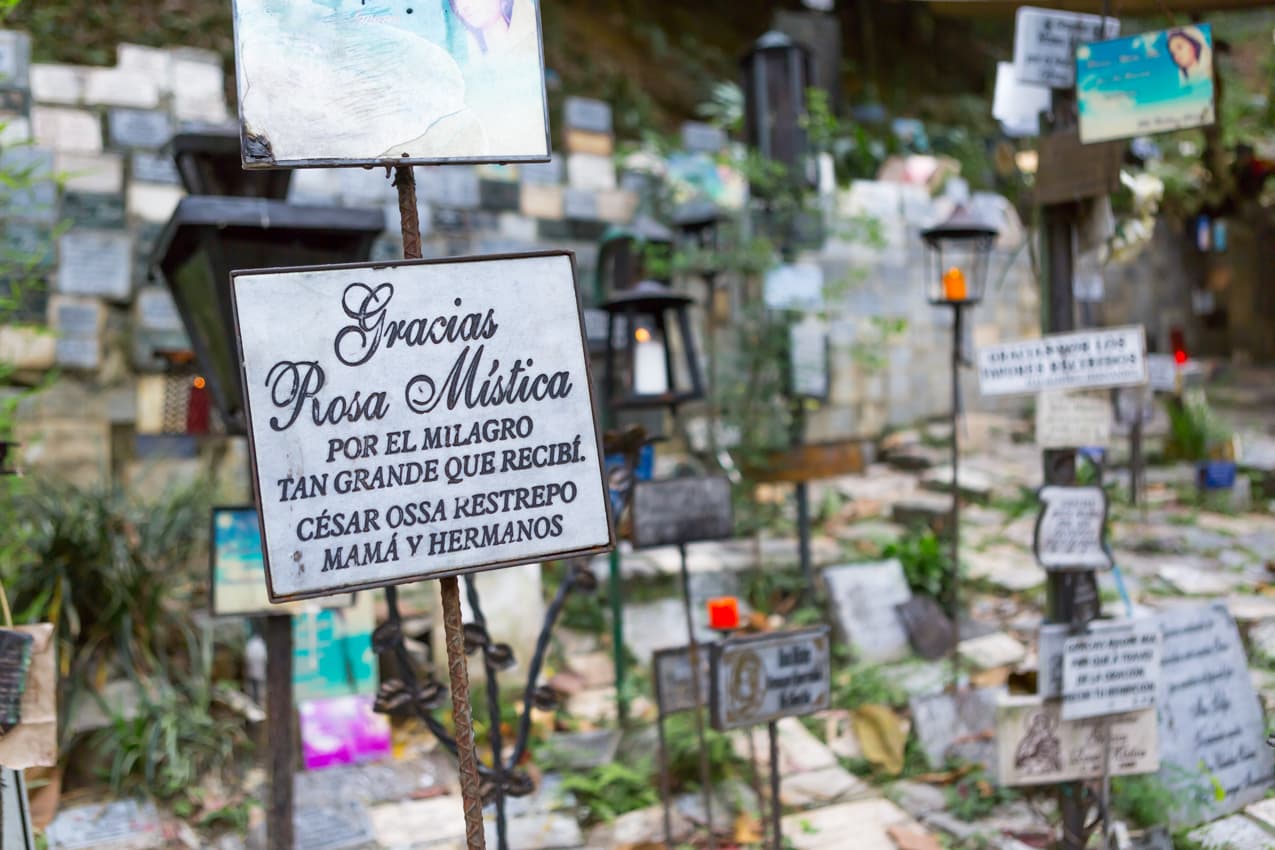 El Santurario de La Rosa Mística es una parada obligada en los narcotures porque en la década de los 90 era un lugar visitado por los asesinos a sueldo de Pablo Escobar.