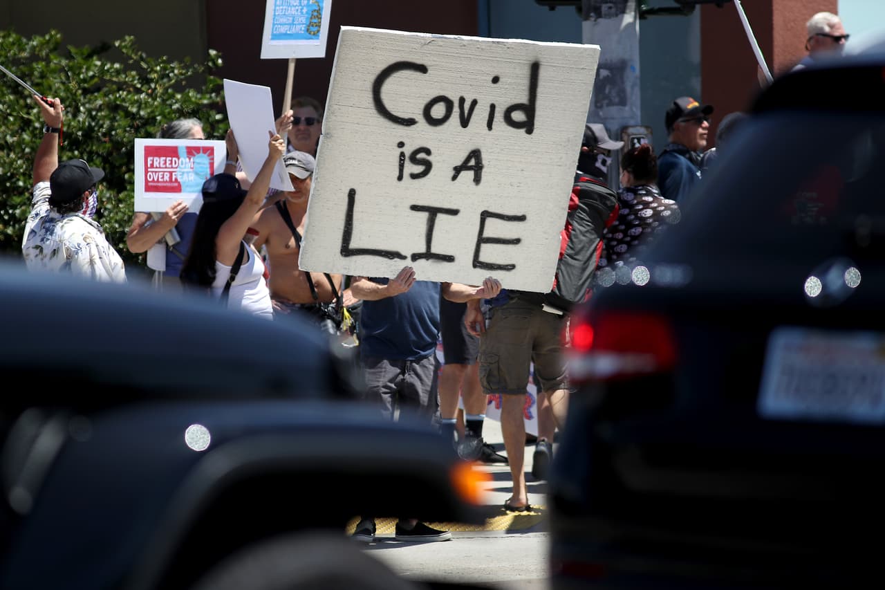 "El Covid es una mentira". Marcha contra las medidas de protección contra la pandemia. San Diego, California. 26 de abril de 2020.